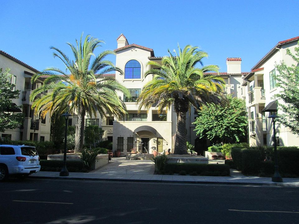 1st image of 633 Elm St APT 208