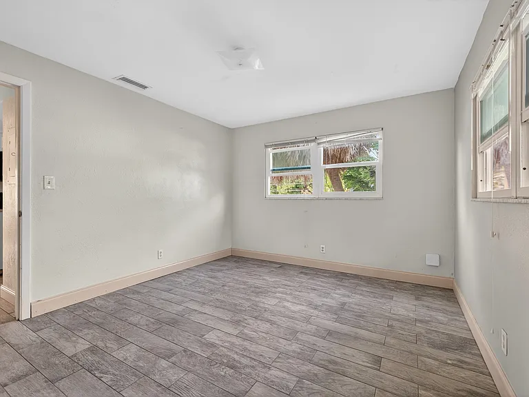 535 12th Ave NE #3 — Photo 11