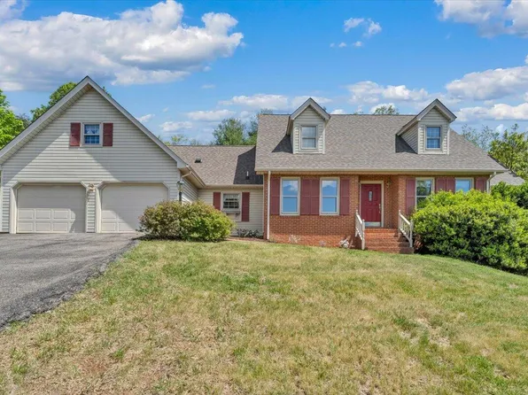 4061 Horsepen Mountain Dr, Vinton, VA 24179