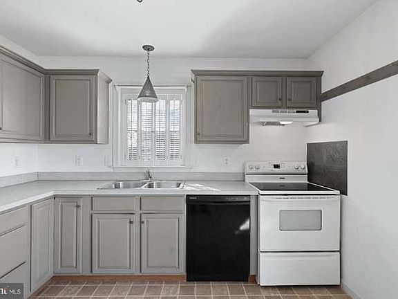3rd image of 95 Fisher Dr