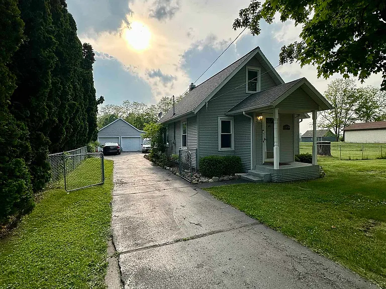 1034 Evanston Dr — Photo 13
