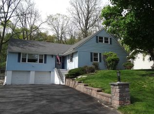 17 Carriage Hill Ln, Poughkeepsie, NY 12603
