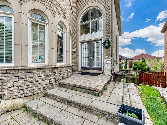 3rd image of 5486 Landsborough Ave