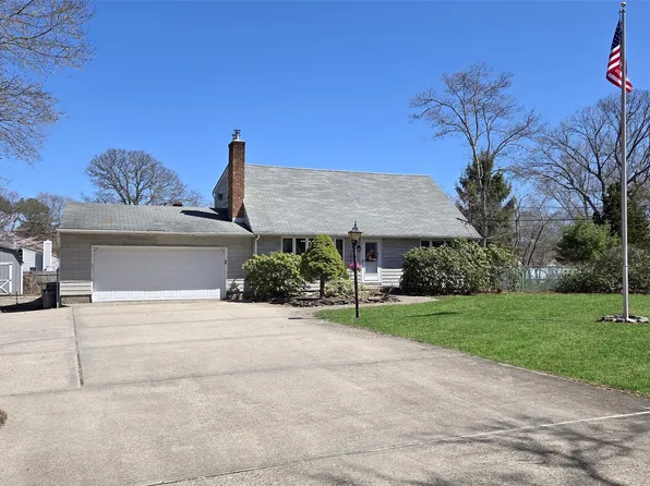 157 Pauls Path, Coram, NY 11727