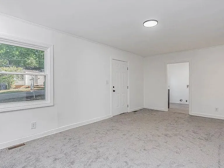 312 Pineneedle Rd — Photo 5