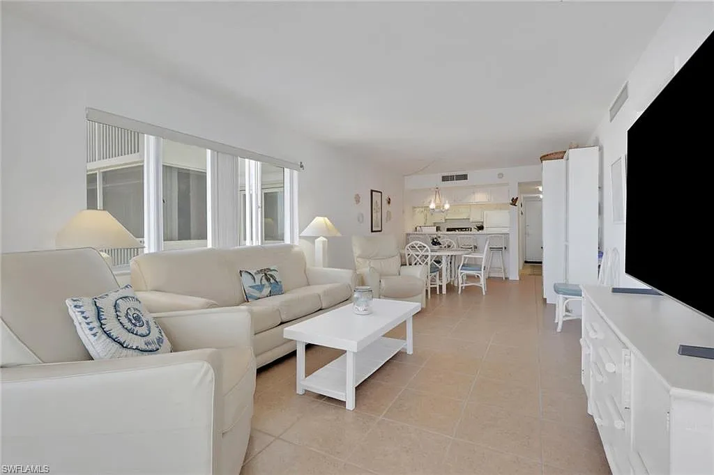 2 bed, 2.0 bath, 1058 sqft, $9,500 — Photo 3