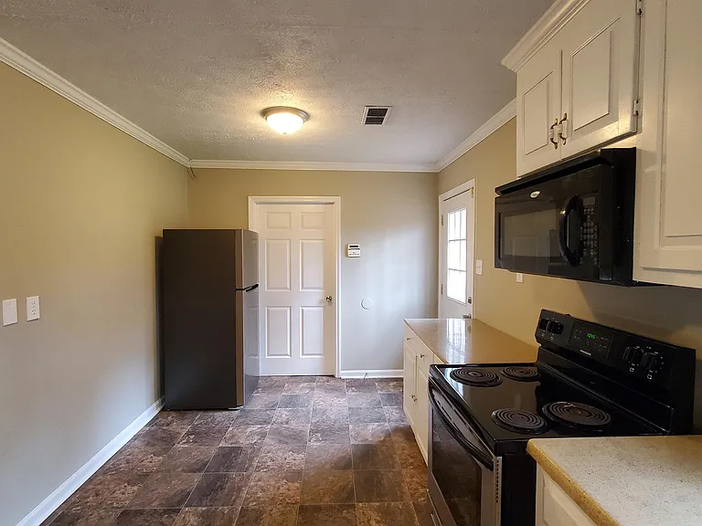 180 N Burson Ave — Photo 14