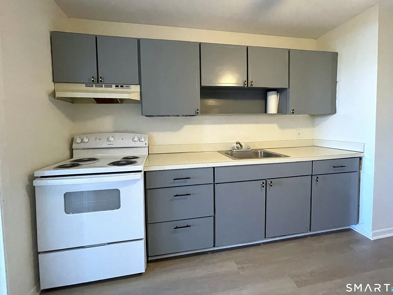 2 bed, 1.0 bath, 915 sqft, $1,900 — Photo 3