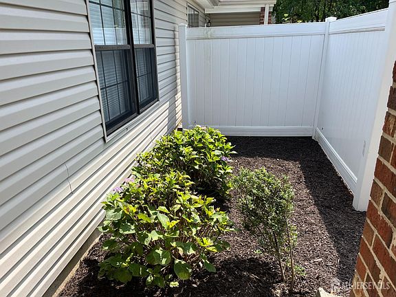 4th image of 142 Wycoff Way W