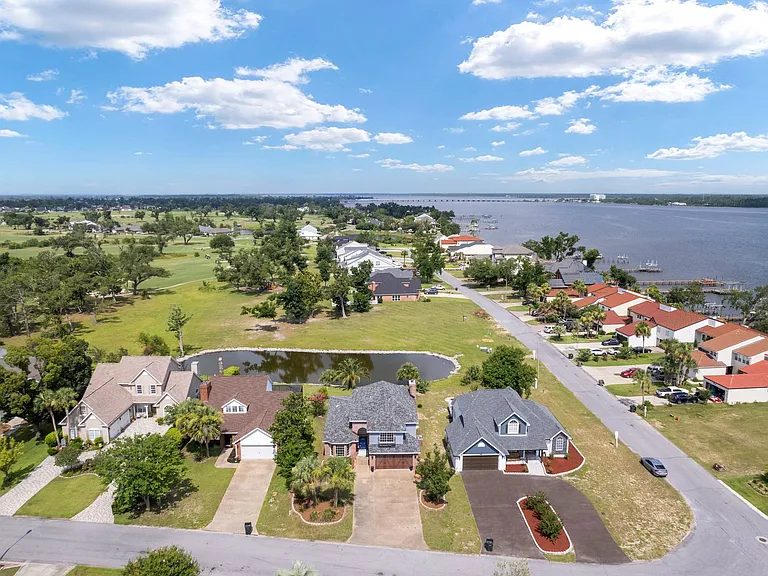 2407 Country Club Dr — Photo 2