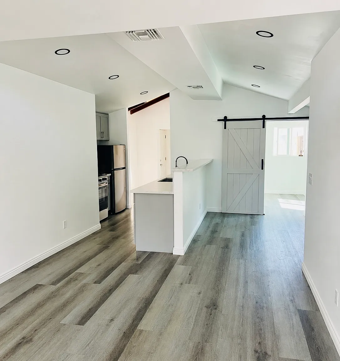 2 bed, 900 sqft, $3,600 — Photo 3