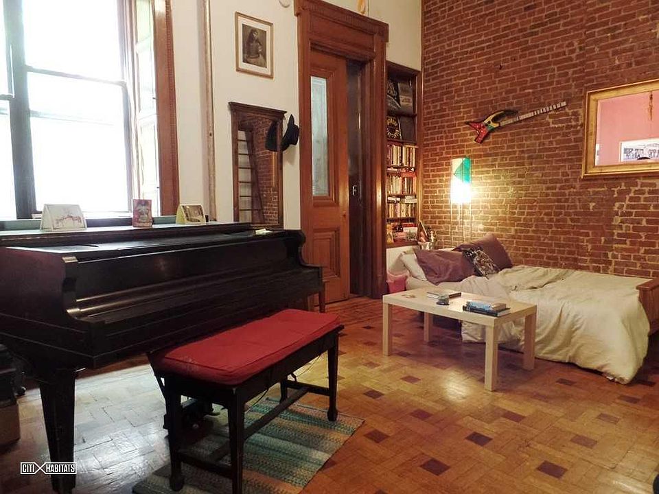 2nd image of 124 W 74th St APT 1R