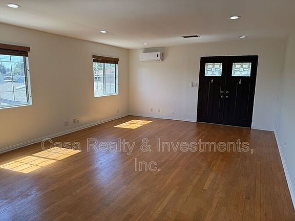 4th image of 522 Washington St