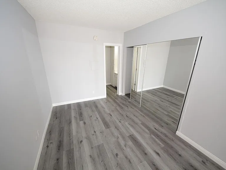 Overland Court — Photo 6