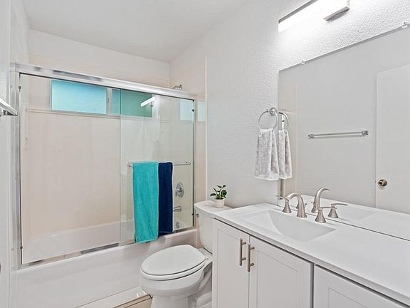 5th image of 2585 Warrego Way