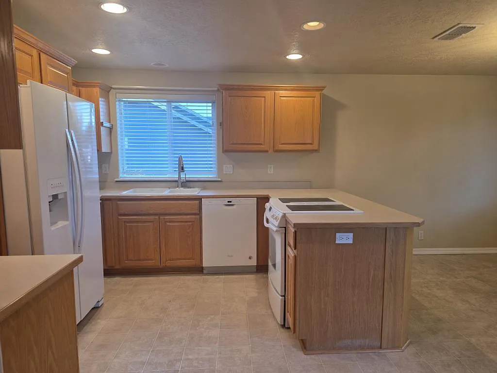 2667 Esther Ln — Photo 3