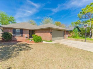 845 Coopers Hawk Dr, Norman, OK 73072