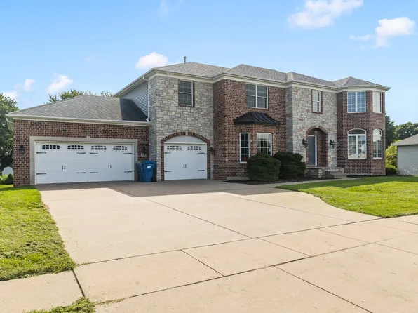 307 S Tombergs Dr, Eldridge, IA 52748