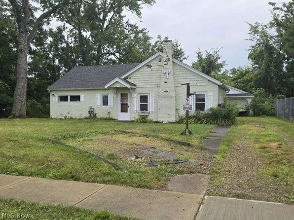 375 Bon Air Ave, Elyria, OH 44035