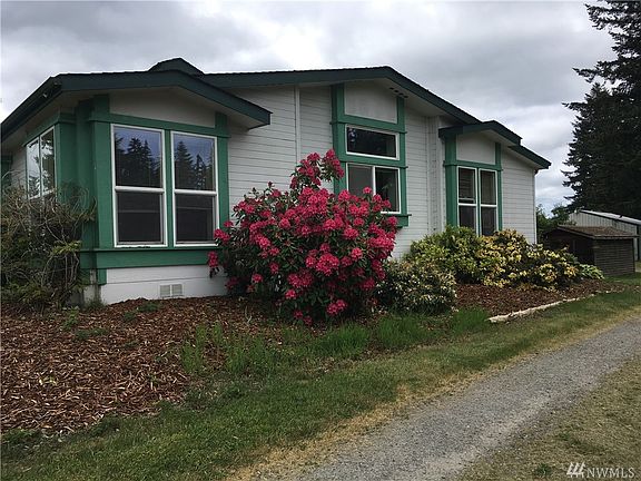 Beautiful Flowers all over the property.