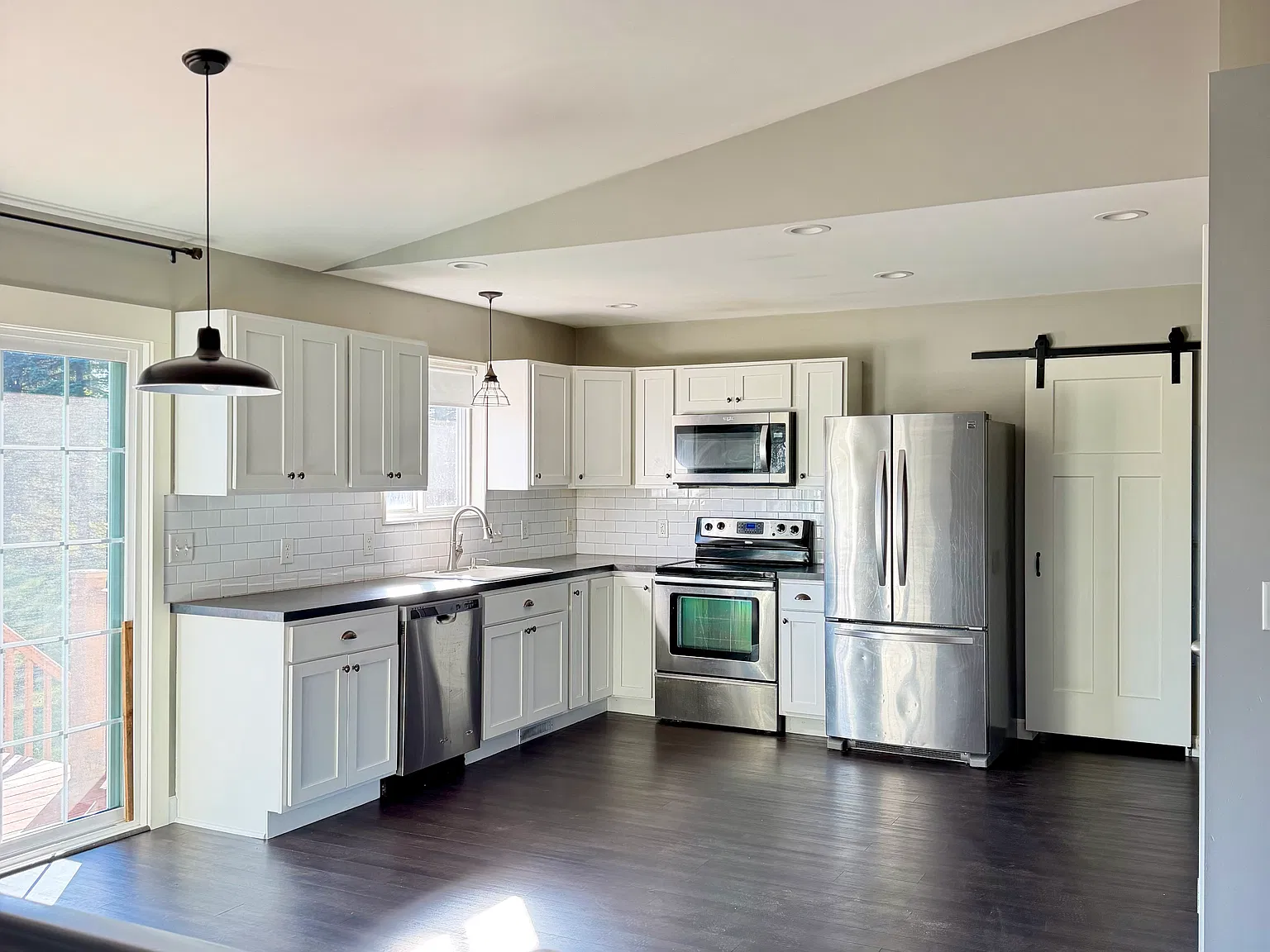 3 bed, 1600 sqft, $2,400 — Photo 3