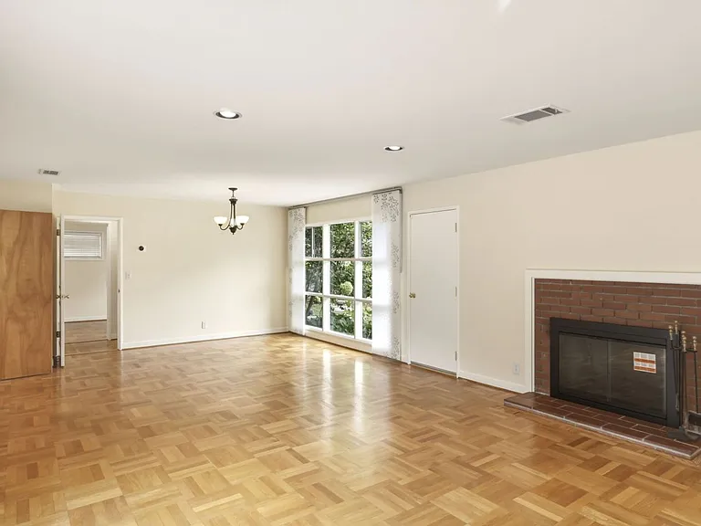 889 Embarcadero Rd — Photo 2