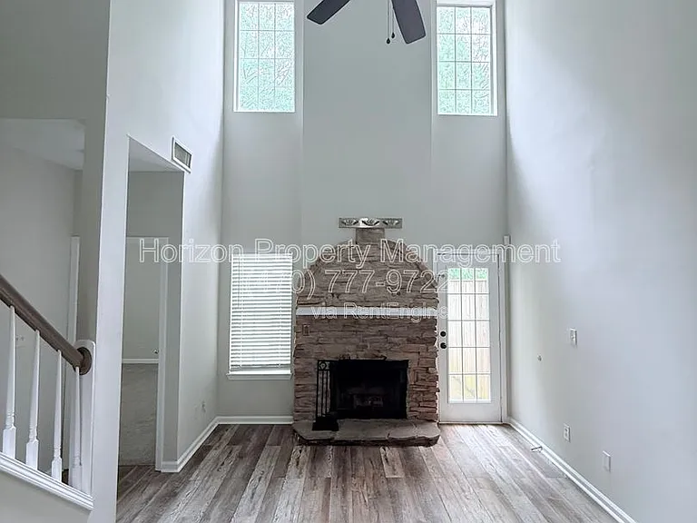 51 Hampton Dr — Photo 2