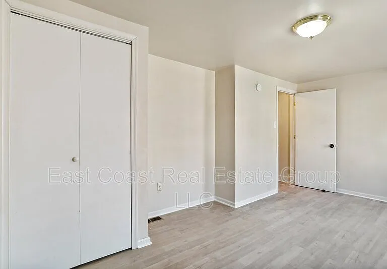 118 S Locust St — Photo 3