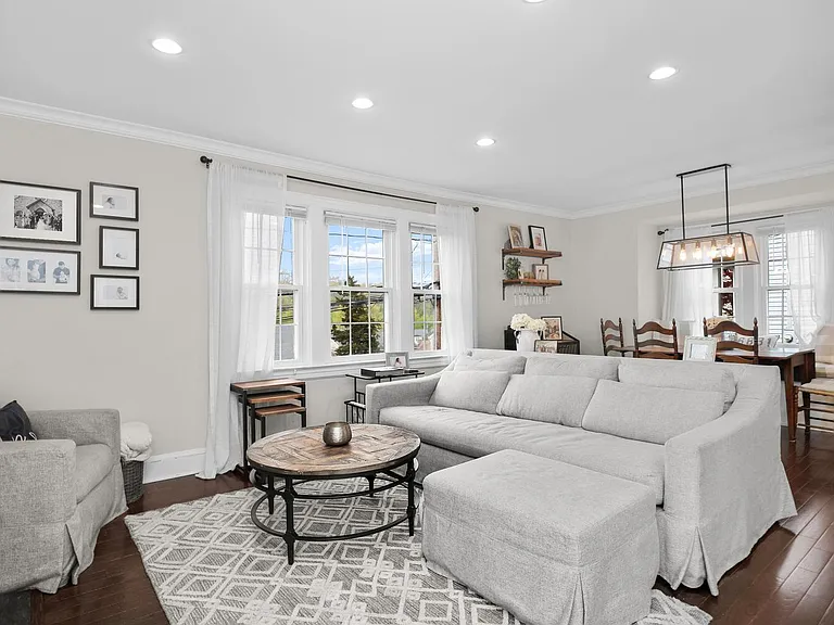 24 Nicholas Ave — Photo 4