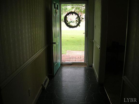 4th image of 76 Poplar Forest Dr