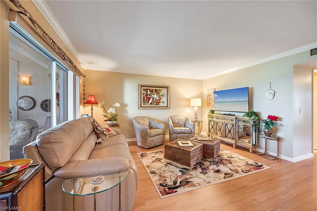 2 bed, 2.0 bath, 1320 sqft, $8,900 — Photo 2