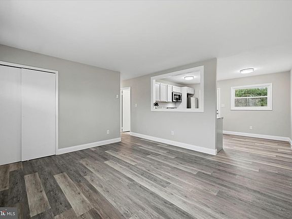 3rd image of 2967 S Pleasant Valley Rd