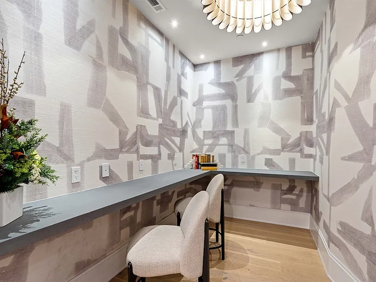 100 Linden St #203 — Photo 36