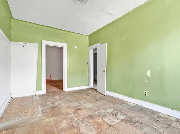 610 Ashford Street image 8 of 32