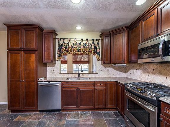 5th image of 1941 Glen Lakes Cir N