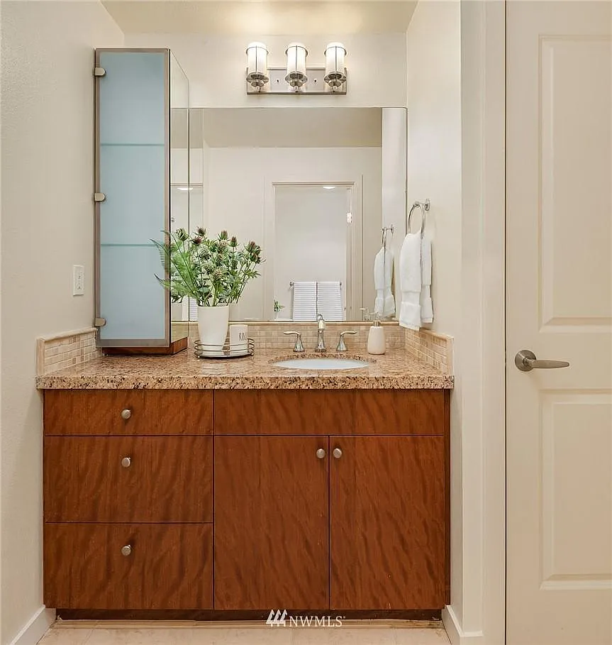 2 bed, 918 sqft, $3,095 — Photo 1