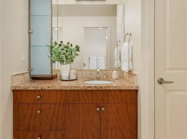 960 5th Ave S Unit 102, Edmonds, WA 98020