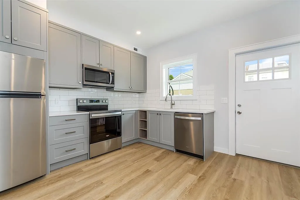 2 bed, 1.5 bath, 933 sqft, $2,850 — Photo 2