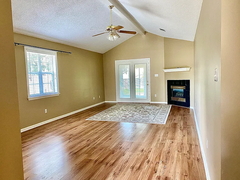 656 Bartlett Ln — Photo 2