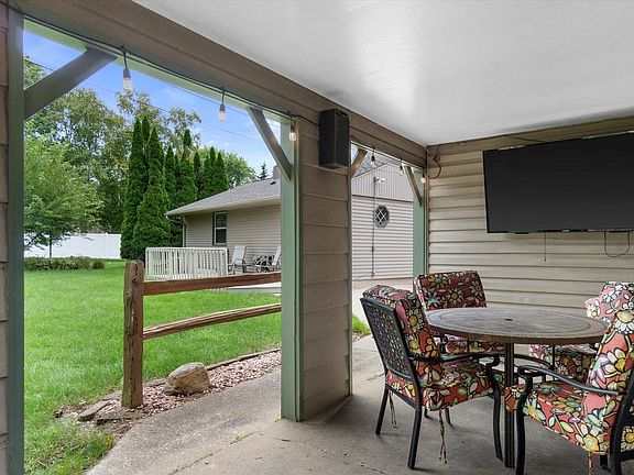 3rd image of 6536 W Burdick AVENUE