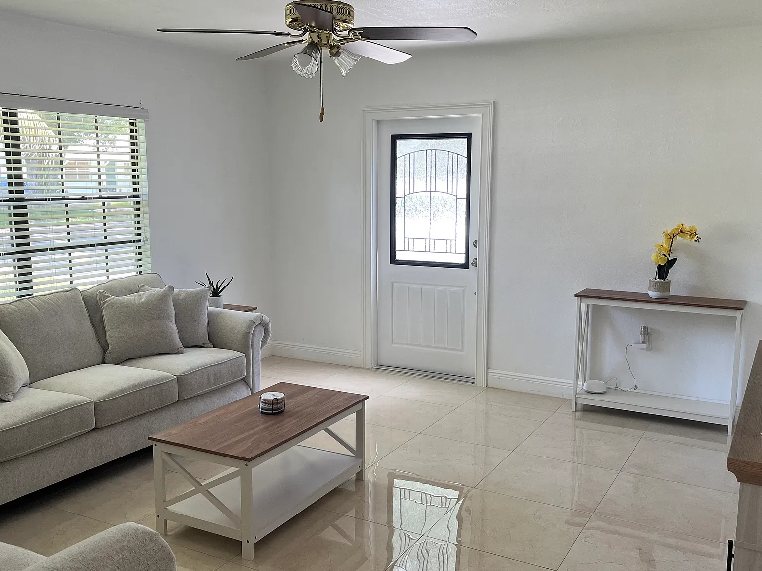 2 bed, 900 sqft, $2,400 — Photo 2