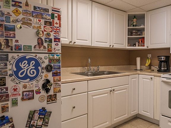 5th image of 446 Hoodridge Dr APT 201