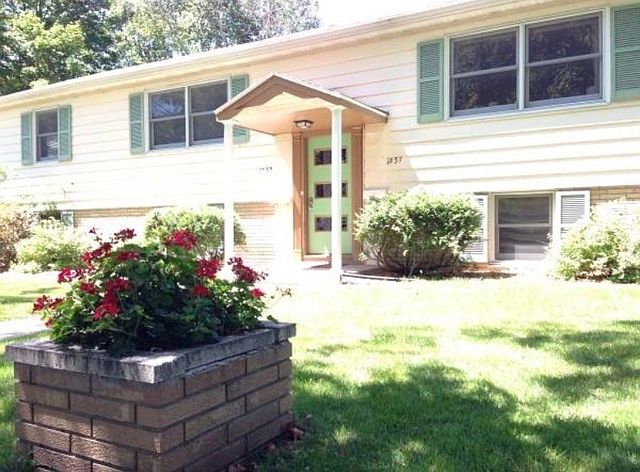 Duplex front yard