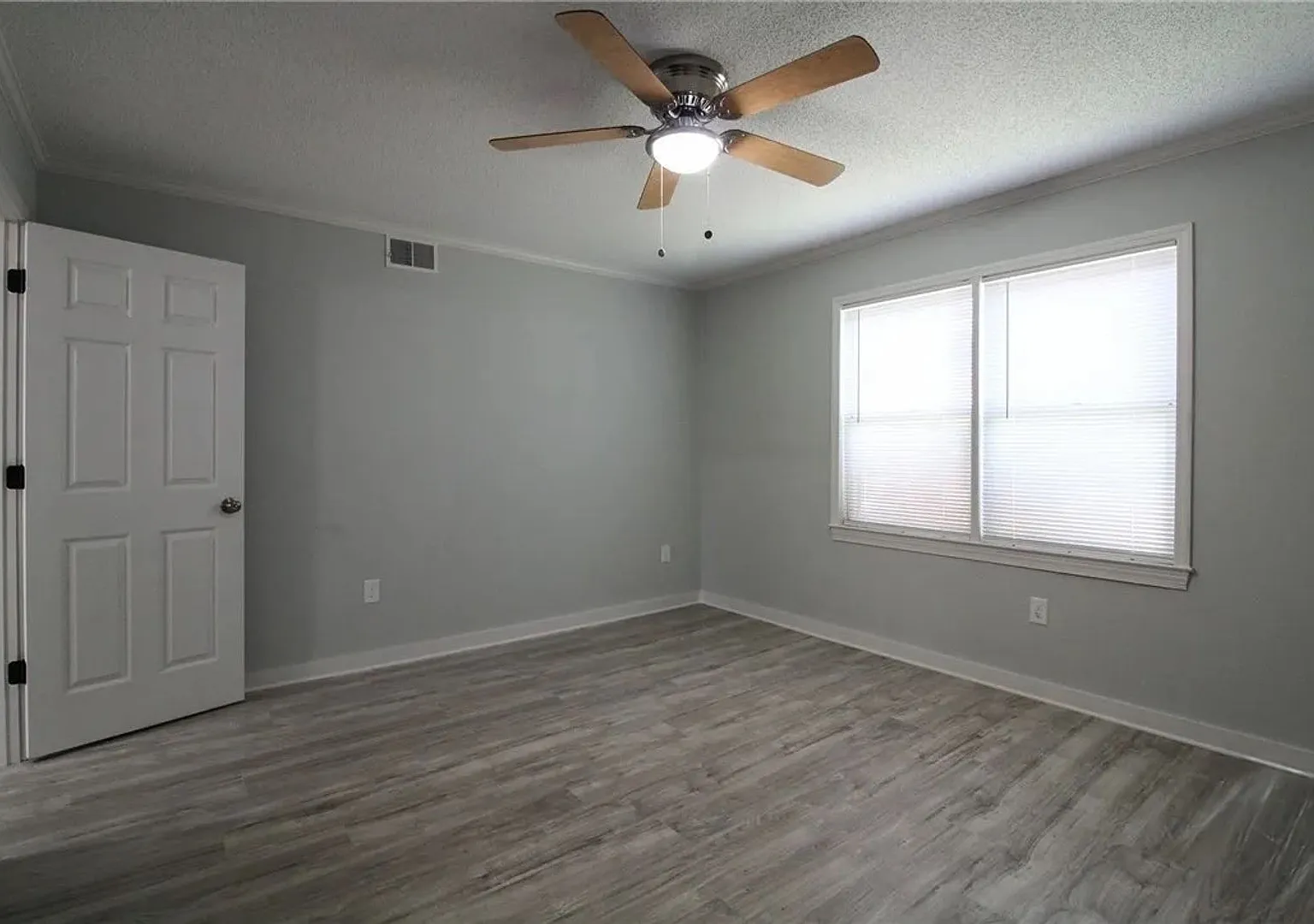 Updated 2-Bedroom Flat in West Athens — Photo 2