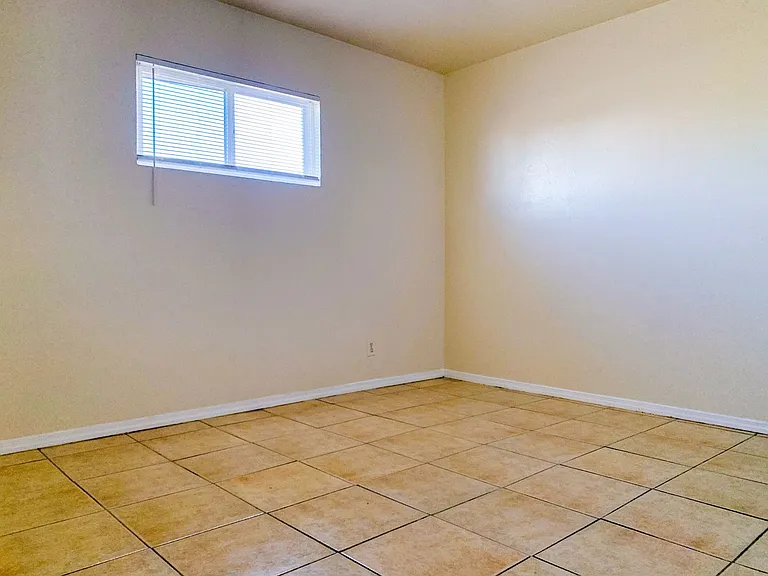 Spacious 2 Bedroom Apartment with Fireplace — Photo 37