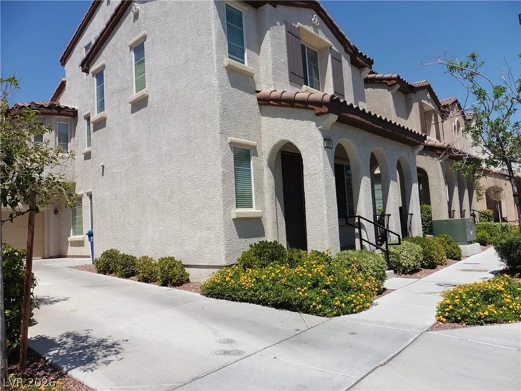 3 bed, 2.5 bath, 2742 sqft, $2,450 — Photo 3