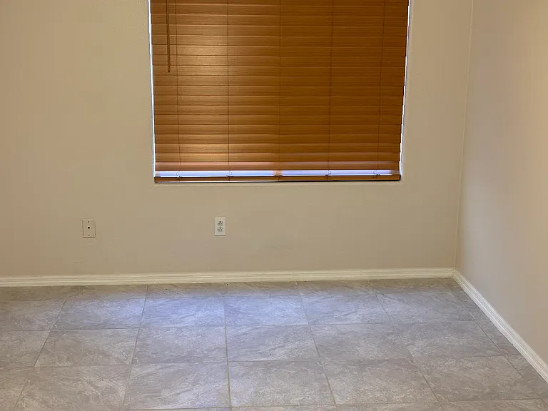 1073 N Agave St — Photo 3