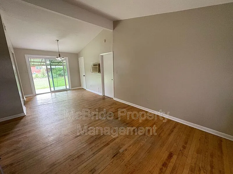 3 bed, 2.0 bath, 1056 sqft, $1,250 — Photo 2