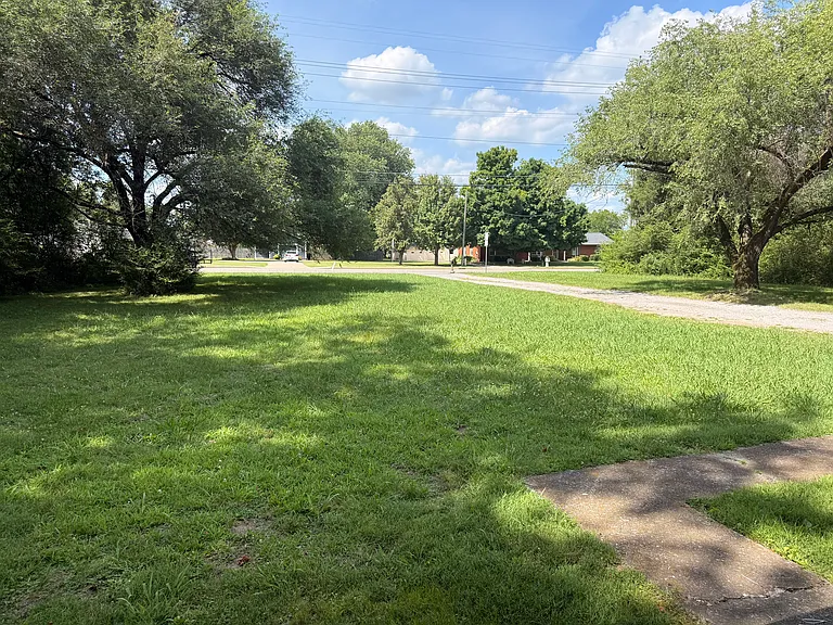 1341 Veterans Pkwy — Photo 10