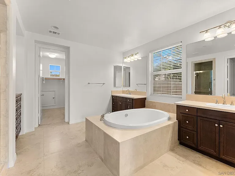 10449 Monterey Ridge Dr — Photo 21
